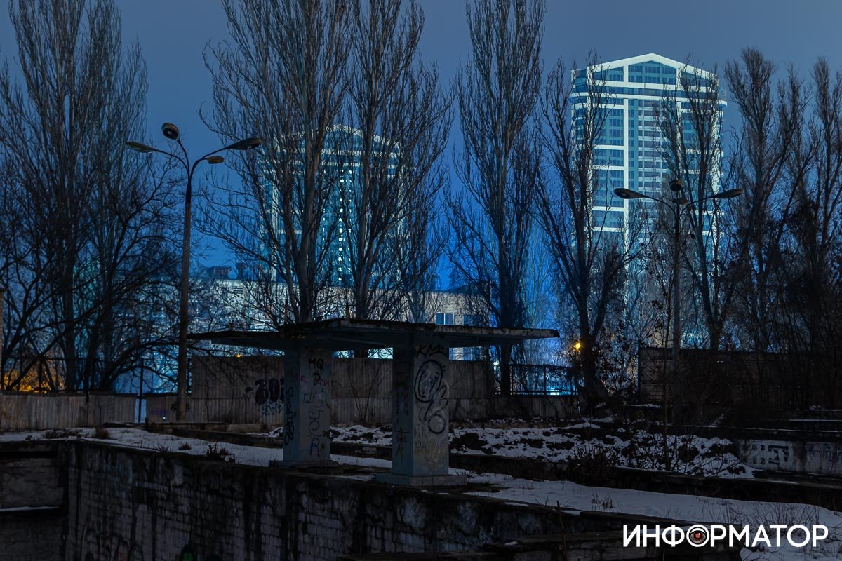 Вот она жизнь. Совсем рядом кипит 