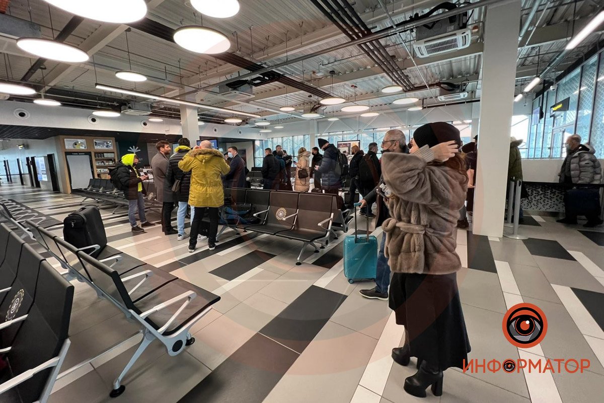 Самолет "Киев - Днепр" вынужденно сел в Запорожье Самолет "Киев - Днепр" вынужденно сел в Запорожье