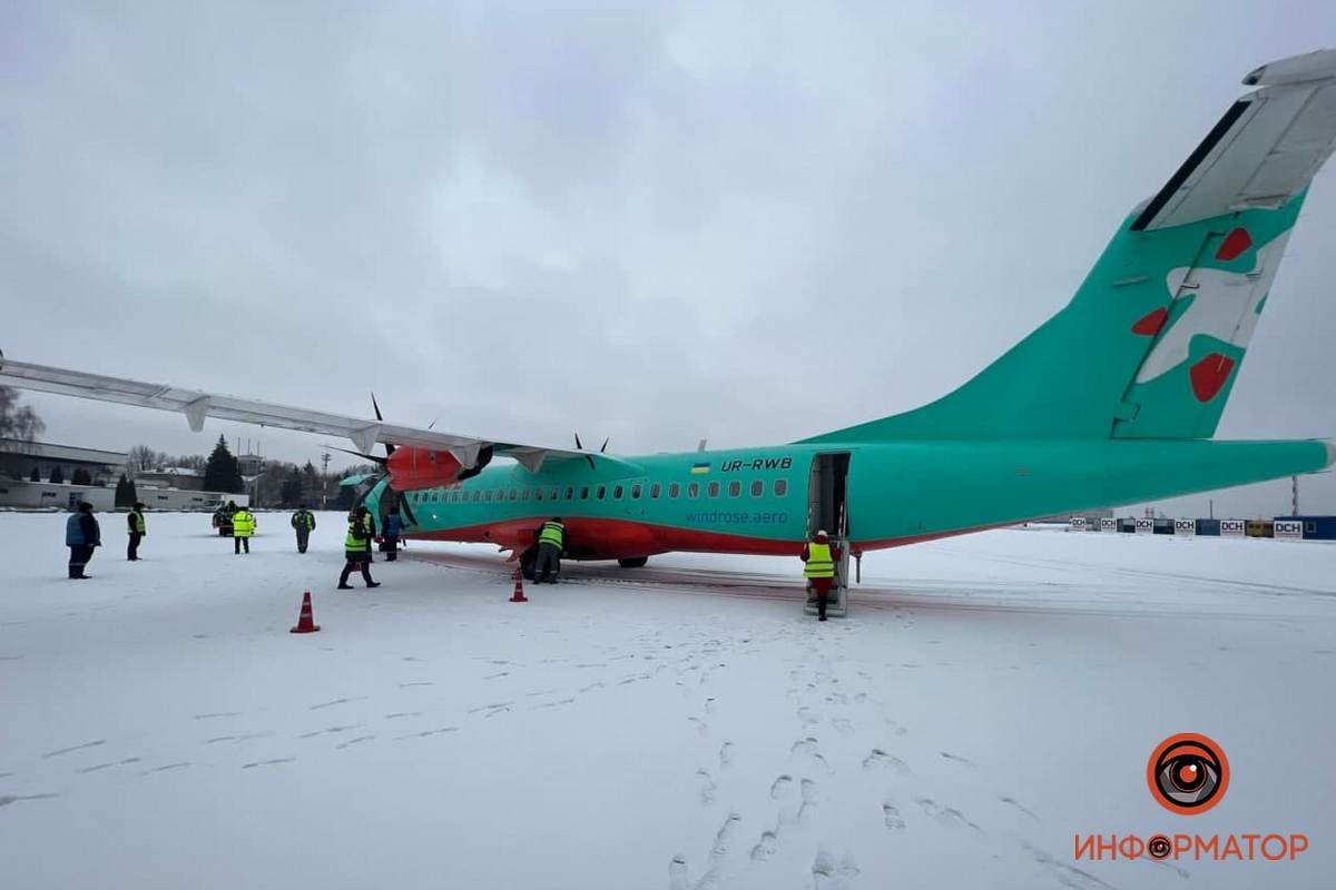 Взлетно-посадочная полоса аэропорта Днепра все еще не расчищена Взлетно-посадочная полоса аэропорта Днепра все еще не расчищена