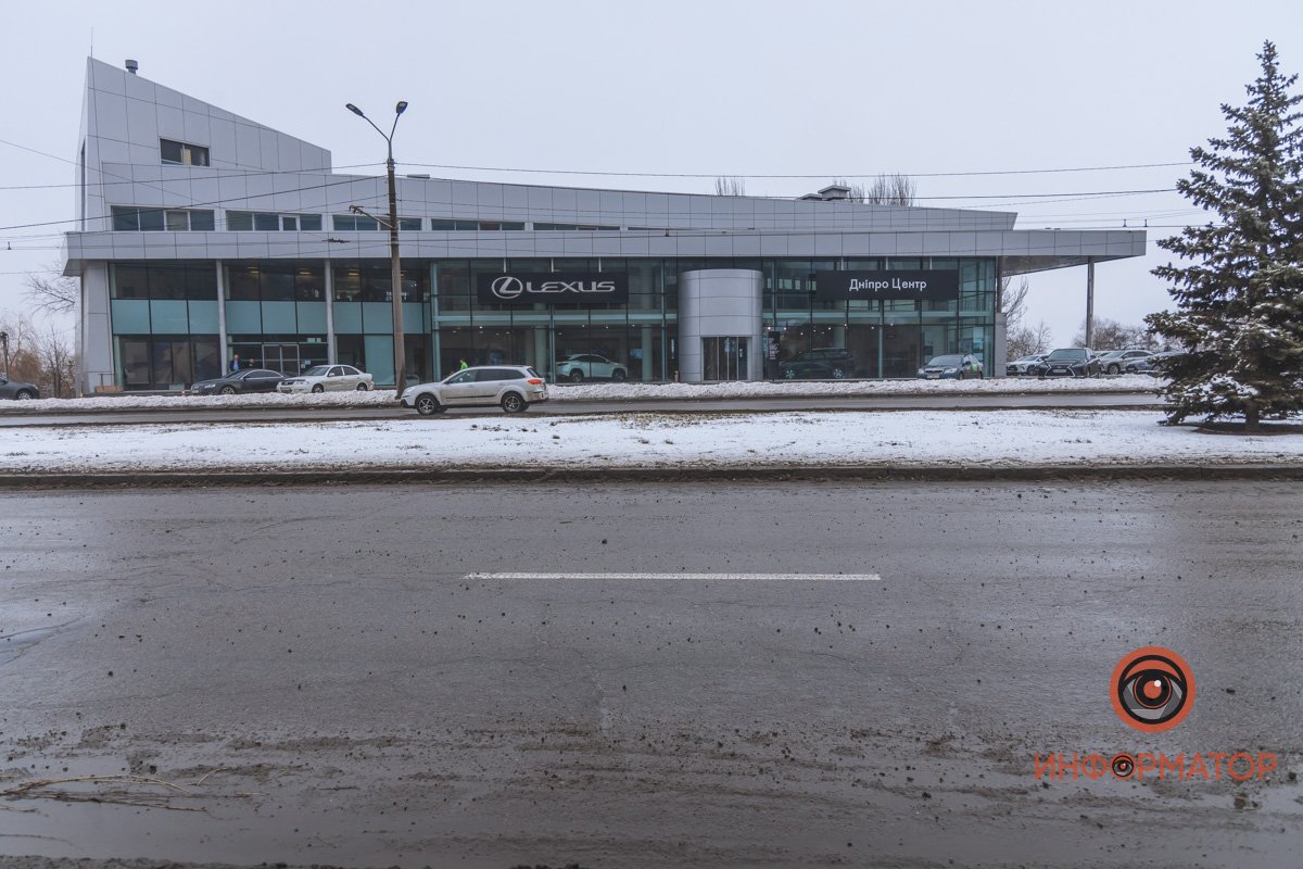 Напротив автосалона Lexus на дороге лежали камни