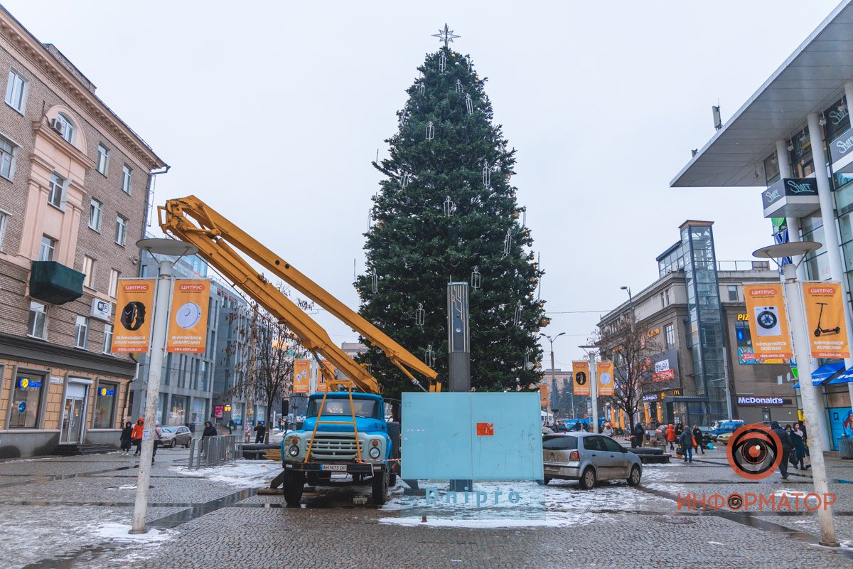В центре Днепра разбирают новогоднюю елку