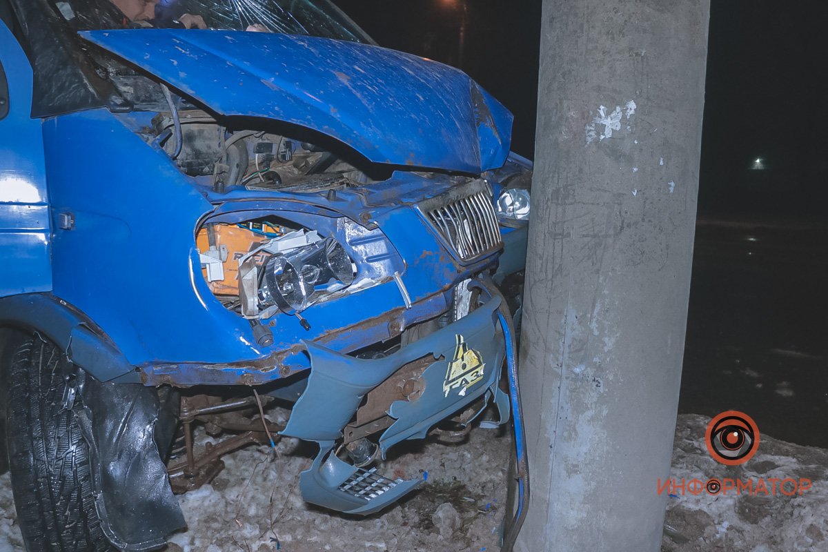 На Богдана Хмельницкого ГАЗель врезалась в столб