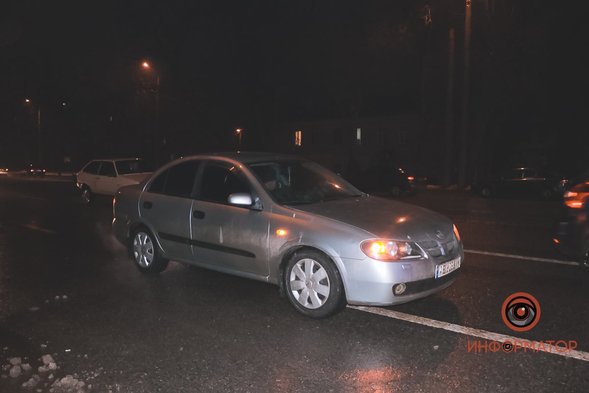 Nissan двигался в среднем ряду и начал резко перестраиваться в крайний правый ряд