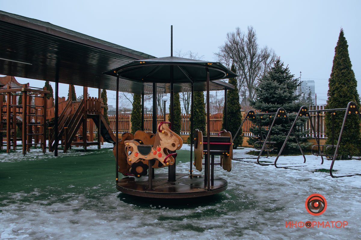 На территории есть детская площадка
