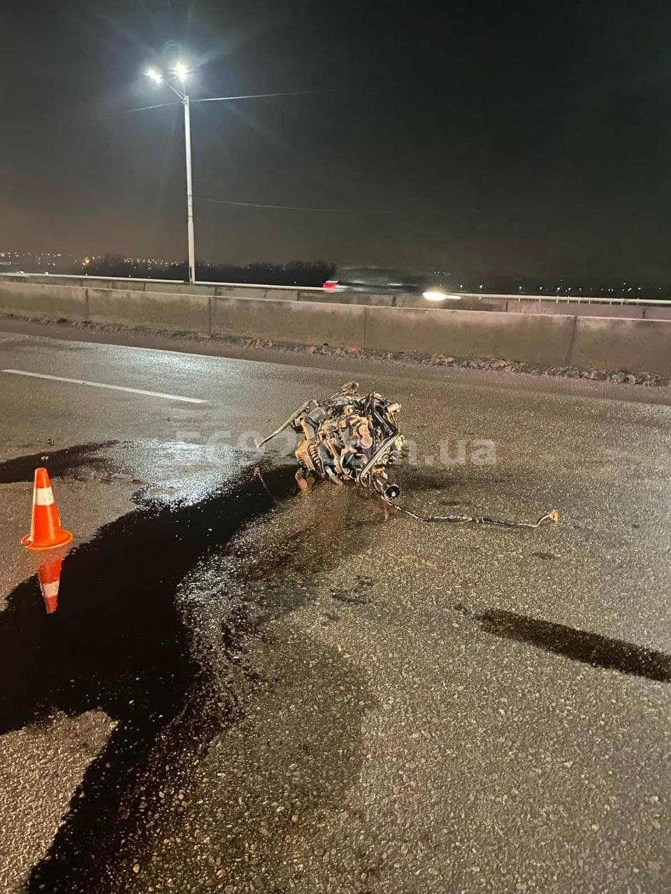 На мосту в Каменском перевернулся Volkswagen