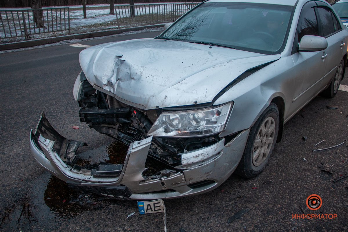 Автомобиль Peugeot остановился на светофоре Автомобиль Peugeot остановился на светофоре
