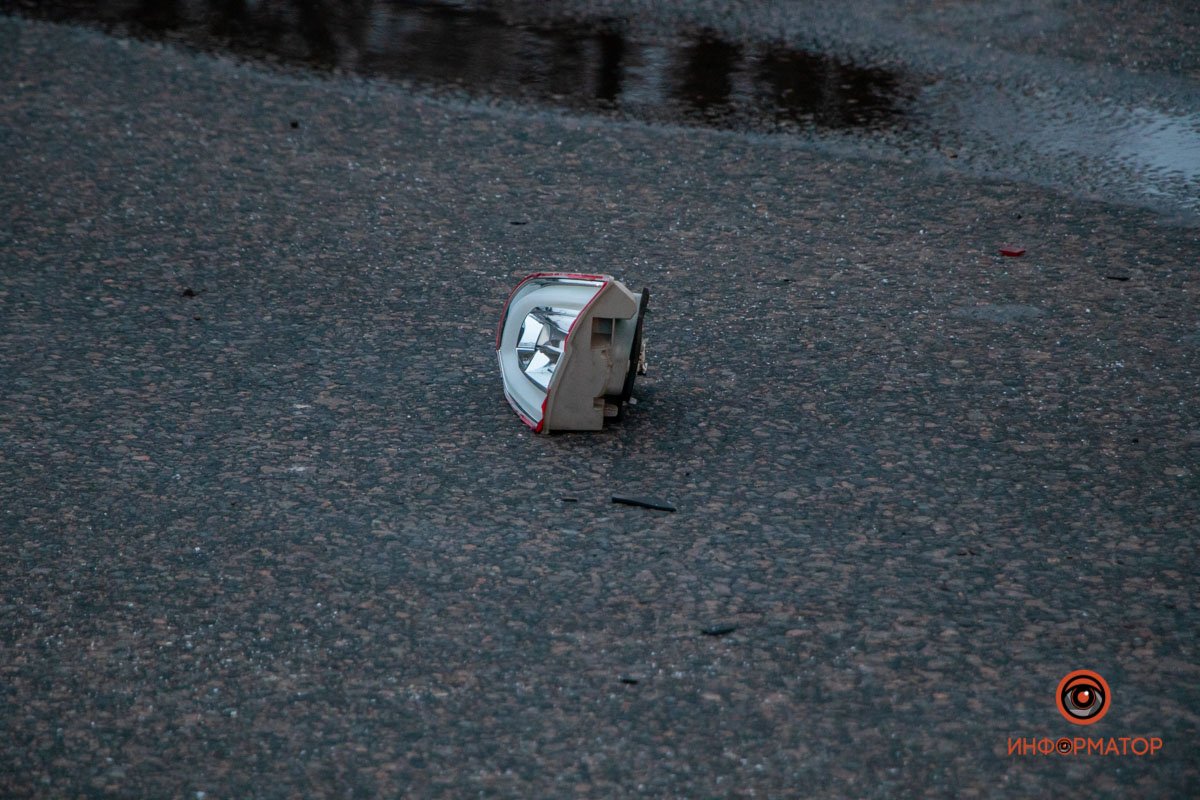 На дороге обломки от авто На дороге обломки от авто