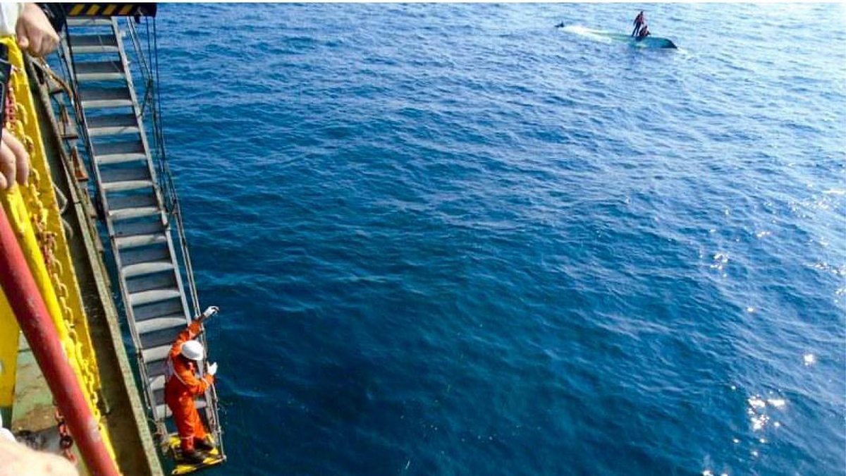 17 января в водах Кувейта из-за плохой погоды перевернулся барк, трое рыбаков оказались в воде 17 января в водах Кувейта из-за плохой погоды перевернулся барк, трое рыбаков оказались в воде