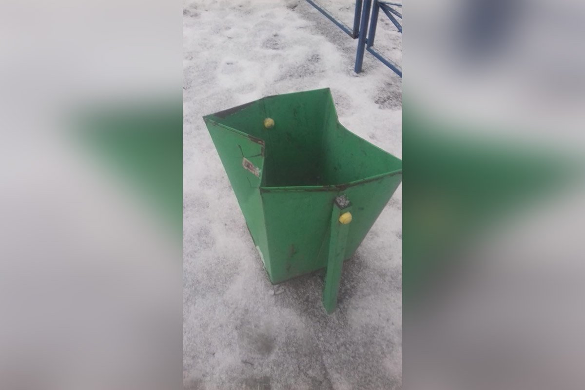 Вандалы погнули урну Вандалы погнули урну