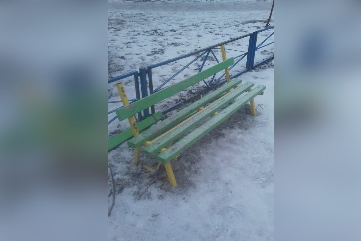 Скамье тоже досталось Скамье тоже досталось