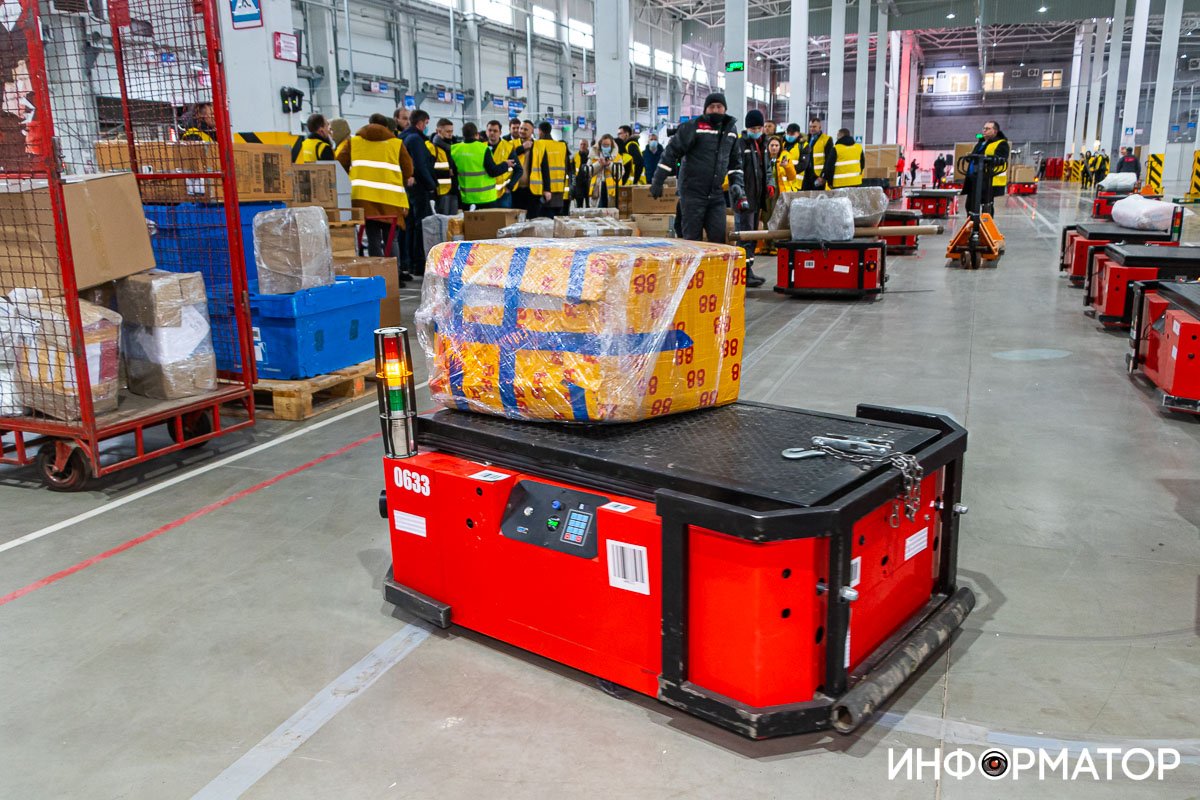 Вантажний термінал, де поряд з людьми працюють 50 роботів