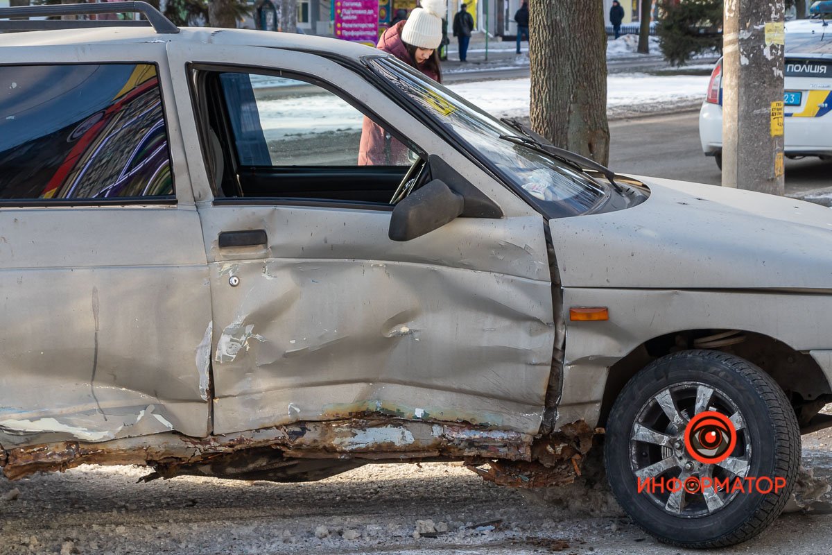 От силы удара Lada вылетела на обочину От силы удара Lada вылетела на обочину