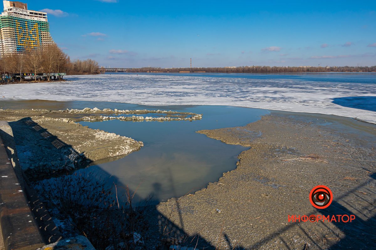 Береговая линия увеличивается, вода отступает 