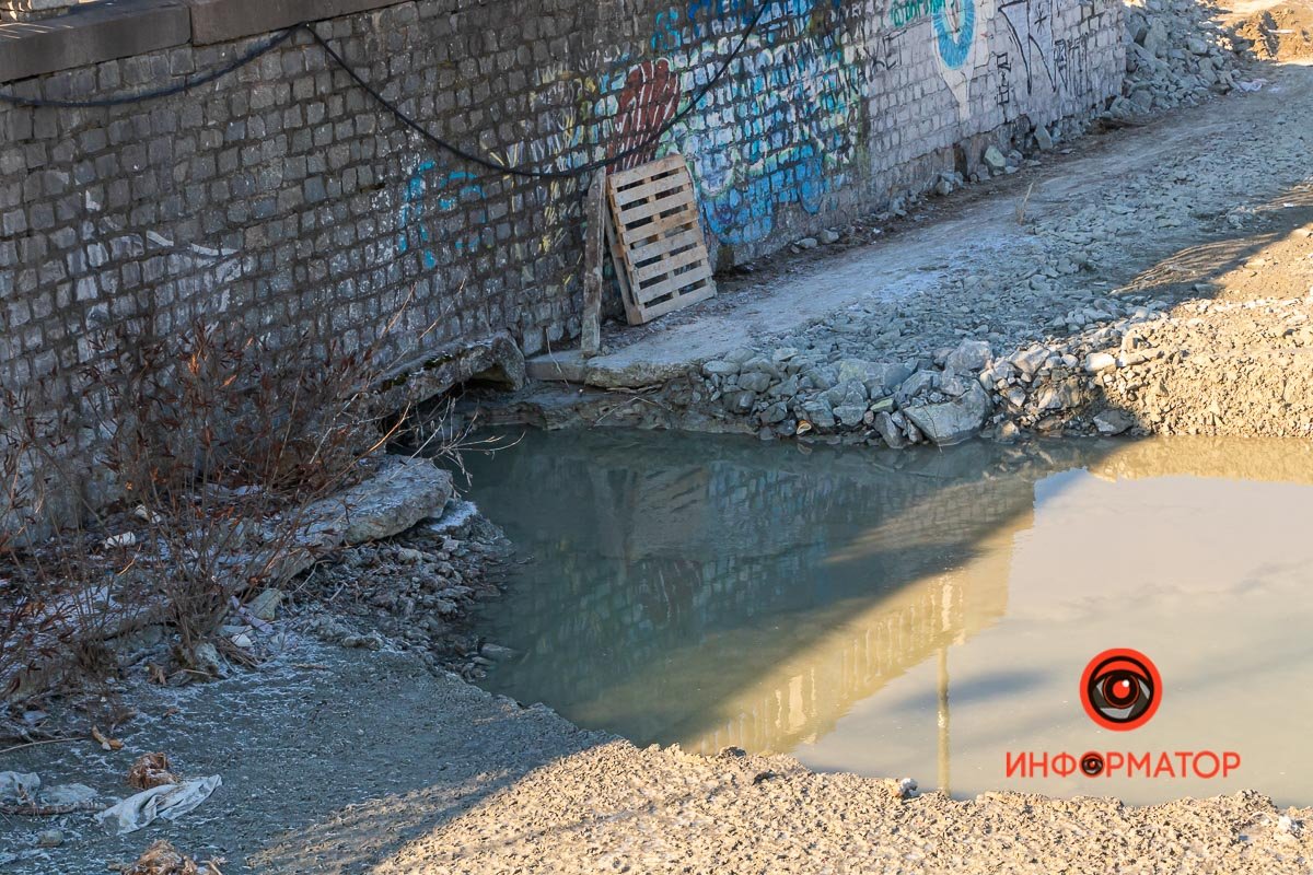 В водоем стекает мутная жидкость 
