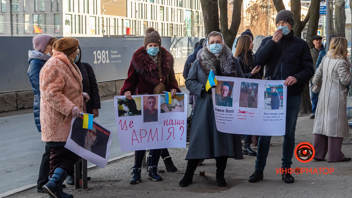 "Нет насилию": в центре Днепра митинговали против дедовщины в армии