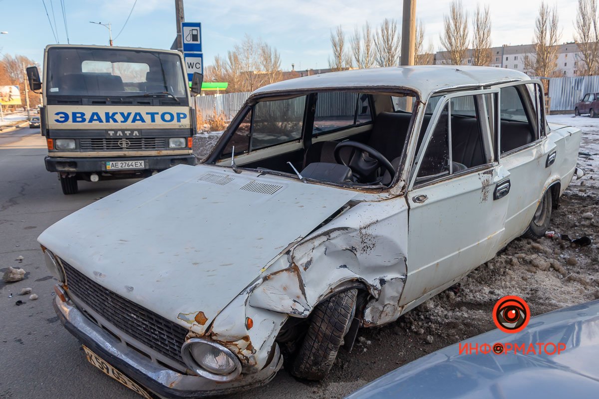 Здесь ВАЗ-2101 влетел в столб