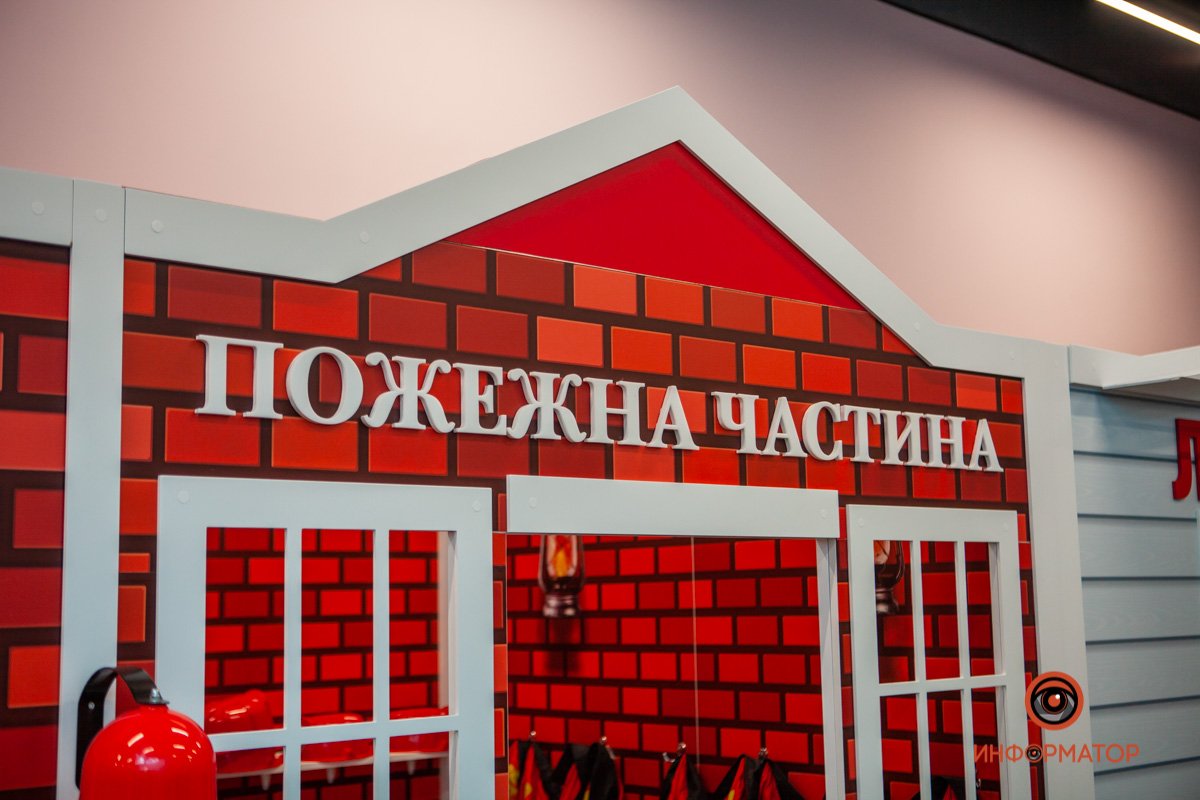 В Днепре спасатели и полицейские планируют каждую субботу учить малышей правилам безопасности в Dkids 1