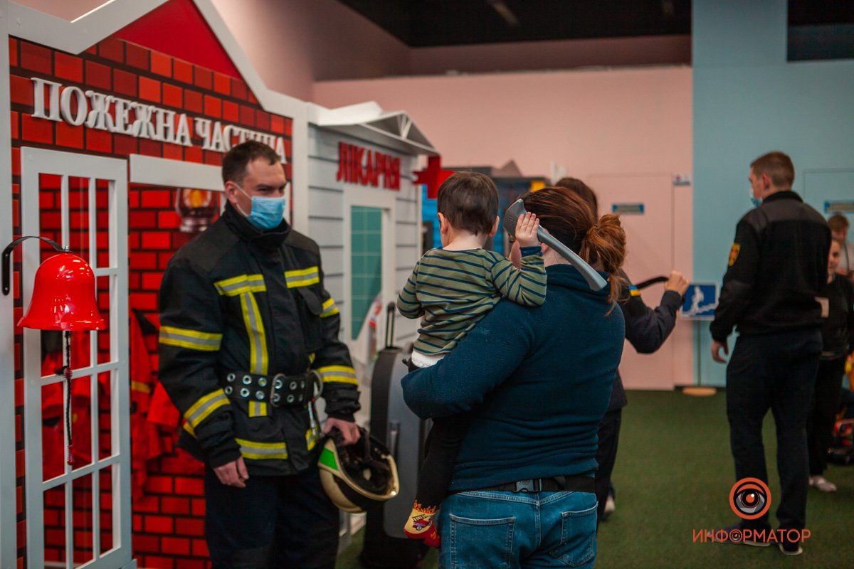 В Днепре спасатели и полицейские планируют каждую субботу учить малышей правилам безопасности в Dkids 3