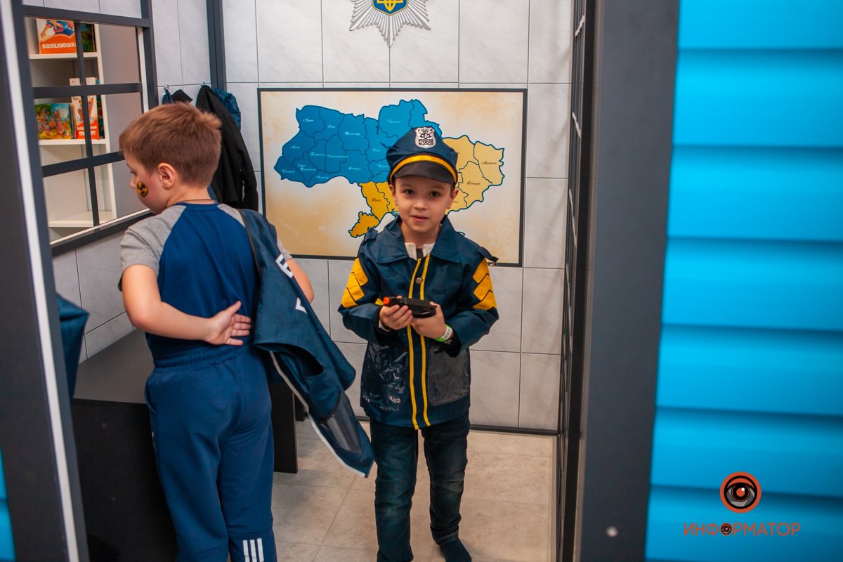 В Днепре спасатели и полицейские планируют каждую субботу учить малышей правилам безопасности в Dkids 4