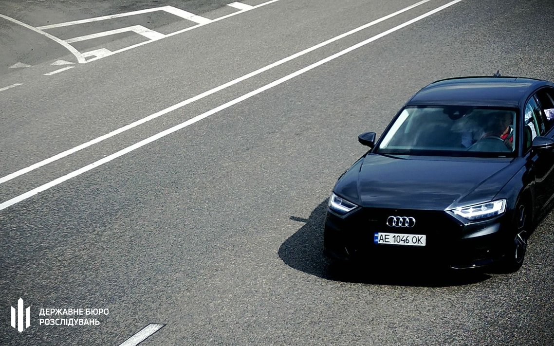 За рулем человек в красном За рулем человек в красном