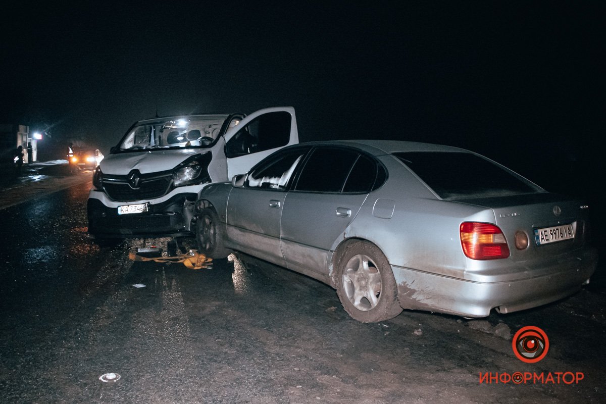 Водитель Lexus разворачивался в неположенном месте и застрял в грязи