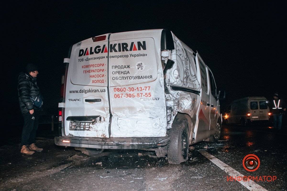 Водитель Renault остановился, чтобы помочь водителю Lexus