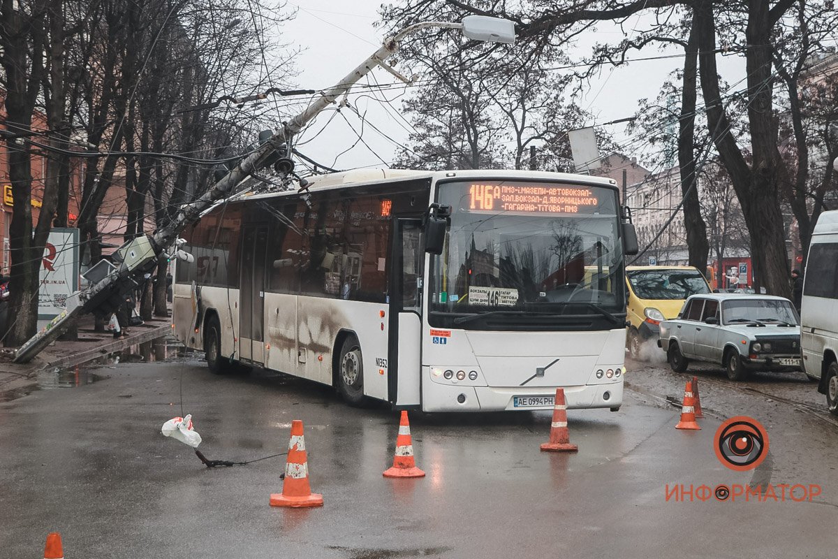 Во вторник, 8 февраля, на перекрестке проспекта Яворницкого и улицы Шмидта оборвалась контактная сеть Во вторник, 8 февраля, на перекрестке проспекта Яворницкого и улицы Шмидта оборвалась контактная сеть
