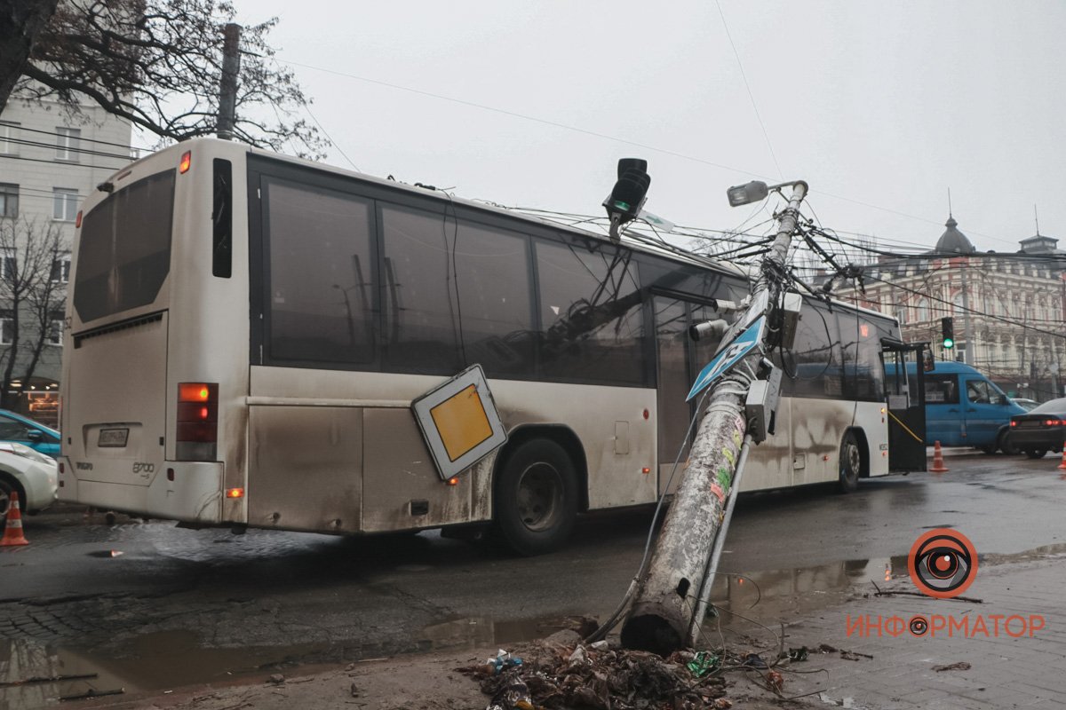 Из-за этого остановилось движение троллейбусов №5 и Б, а также трамваев № 1, 12, 17 Из-за этого остановилось движение троллейбусов №5 и Б, а также трамваев № 1, 12, 17