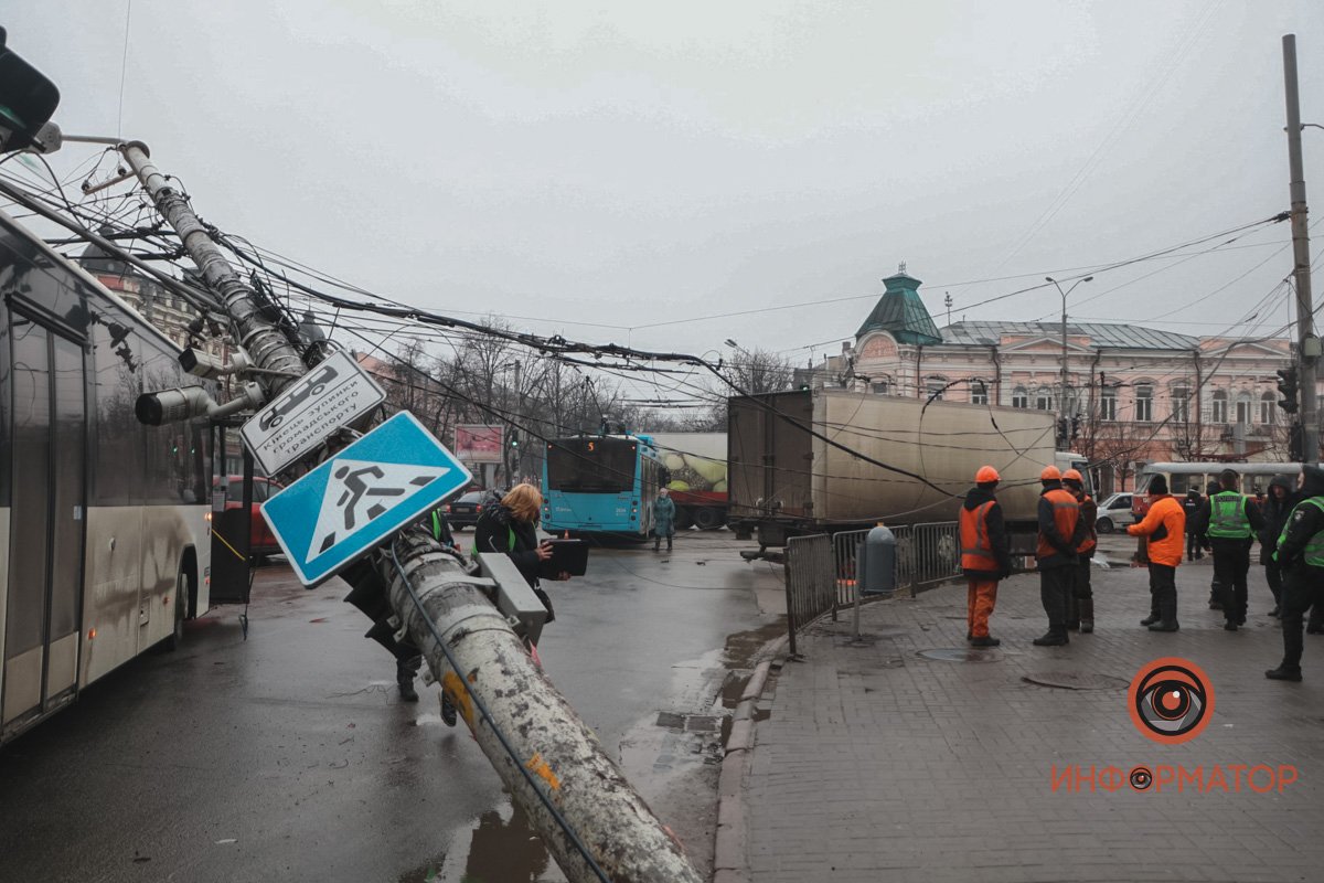 На место приехали коммунальщики На место приехали коммунальщики