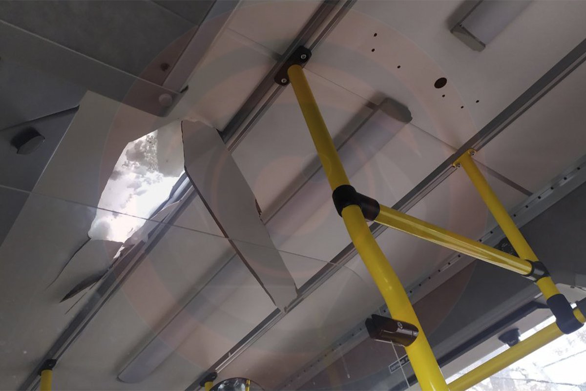 У автобуса пробита крыша У автобуса пробита крыша