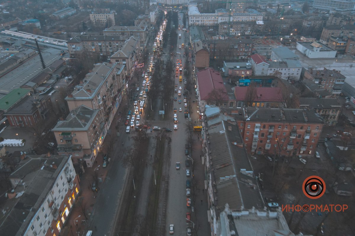 От Ж/Д вокзала по Яворницкого собралась пробка