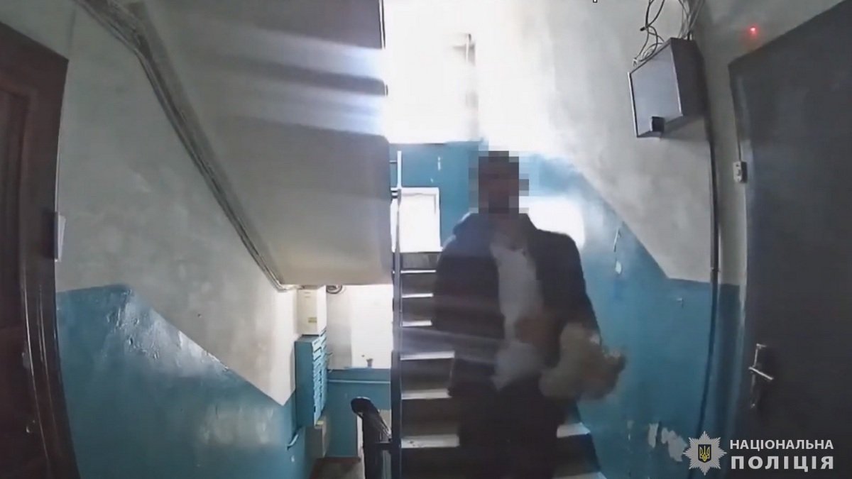 29-летний иностранец обокрал 81-летнюю женщину