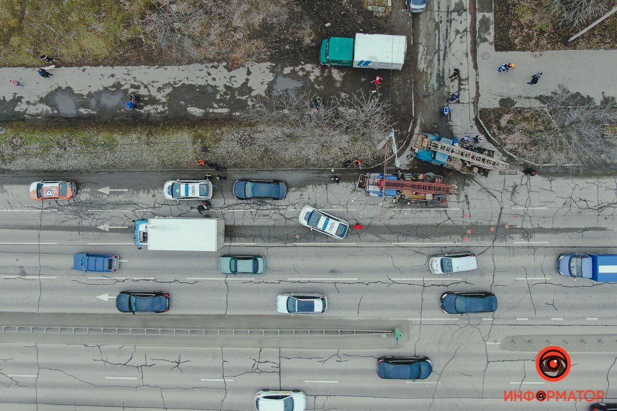 Здесь грузовик задел автовышку Здесь грузовик задел автовышку