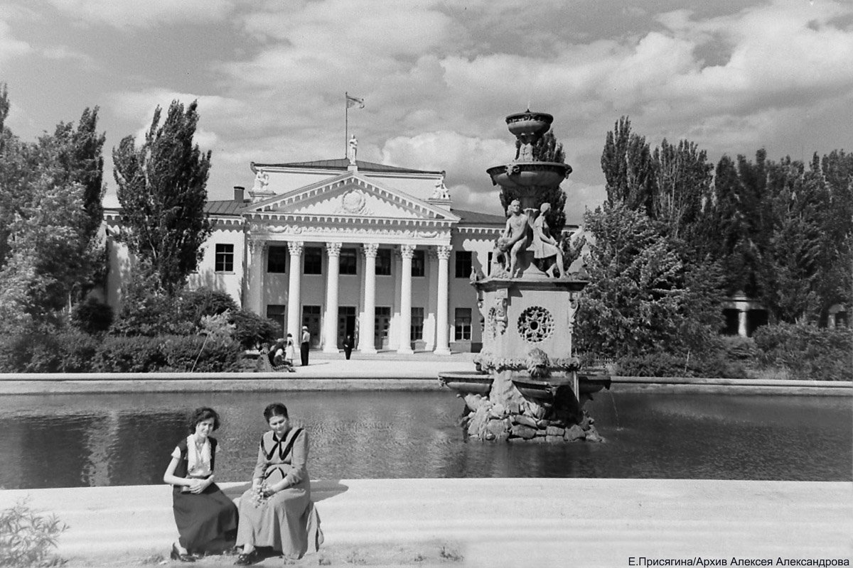1950-е годы. Парк им.Шевченко. Дворец студентов. Архив Алексея Александрова. 1950-е годы. Парк им.Шевченко. Дворец студентов. Архив Алексея Александрова.