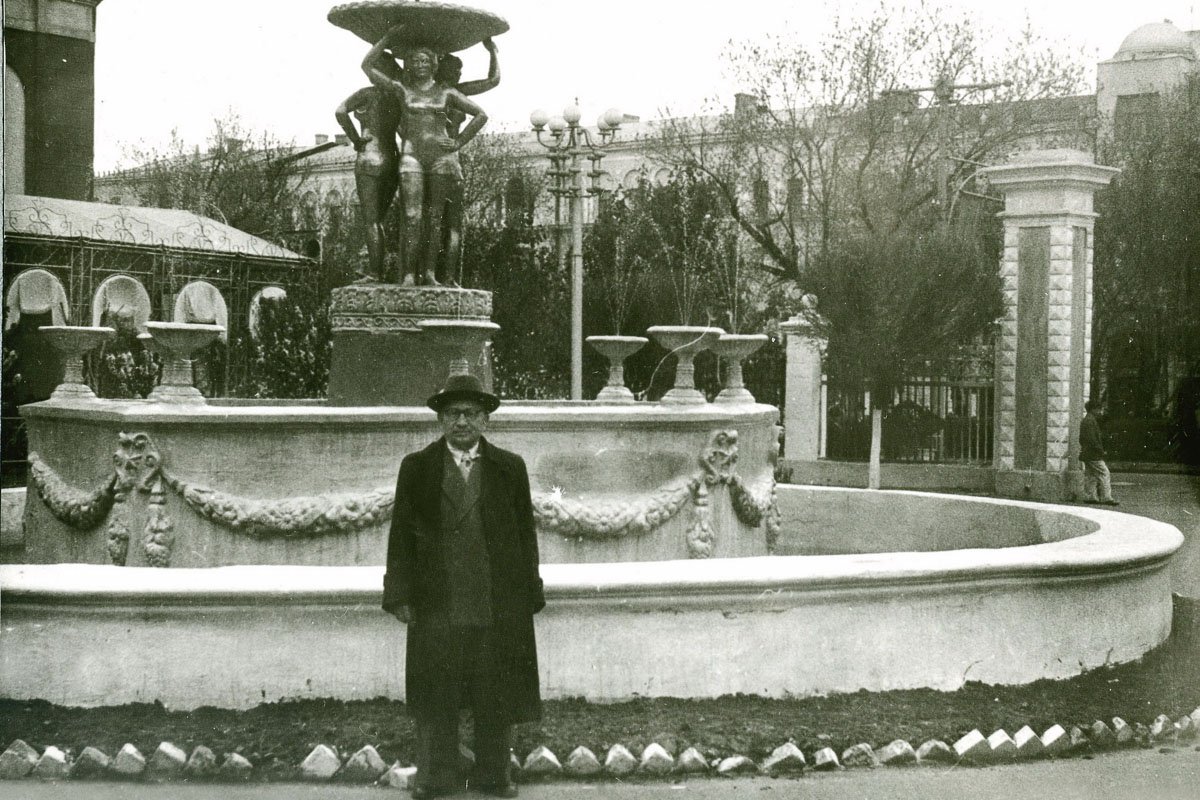 1950-е годы. Проспект К. Маркса. Фонтан во дворе дома № 79, сейчас на этом месте памятник Полю. Коллекция Грицаенко С. Г. 1950-е годы. Проспект К. Маркса. Фонтан во дворе дома № 79, сейчас на этом месте памятник Полю. Коллекция Грицаенко С. Г.