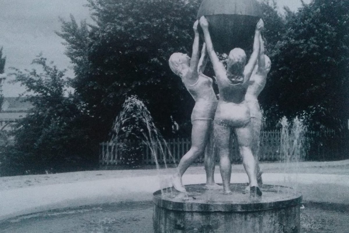 1960-е годы. Парк имени Шевченко.Фонтан- скульптура девушки с мячом.Коллекция Грицаенко С.Г. 1960-е годы. Парк имени Шевченко.Фонтан- скульптура девушки с мячом.Коллекция Грицаенко С.Г.