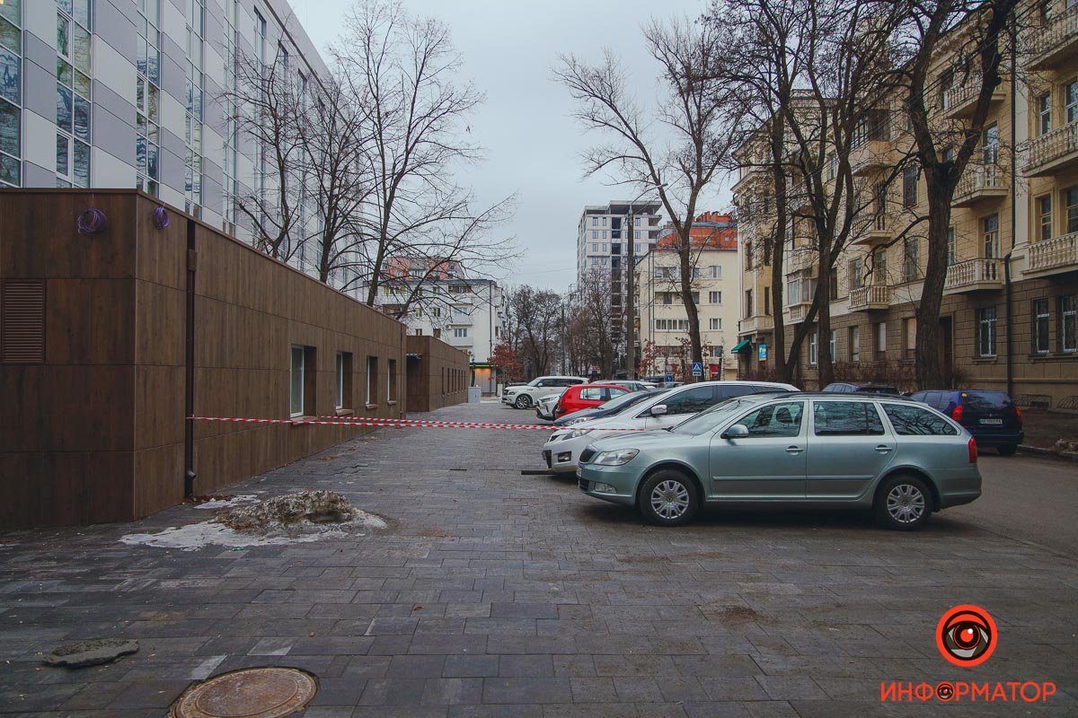 Место оградили сигнальной лентой Место оградили сигнальной лентой