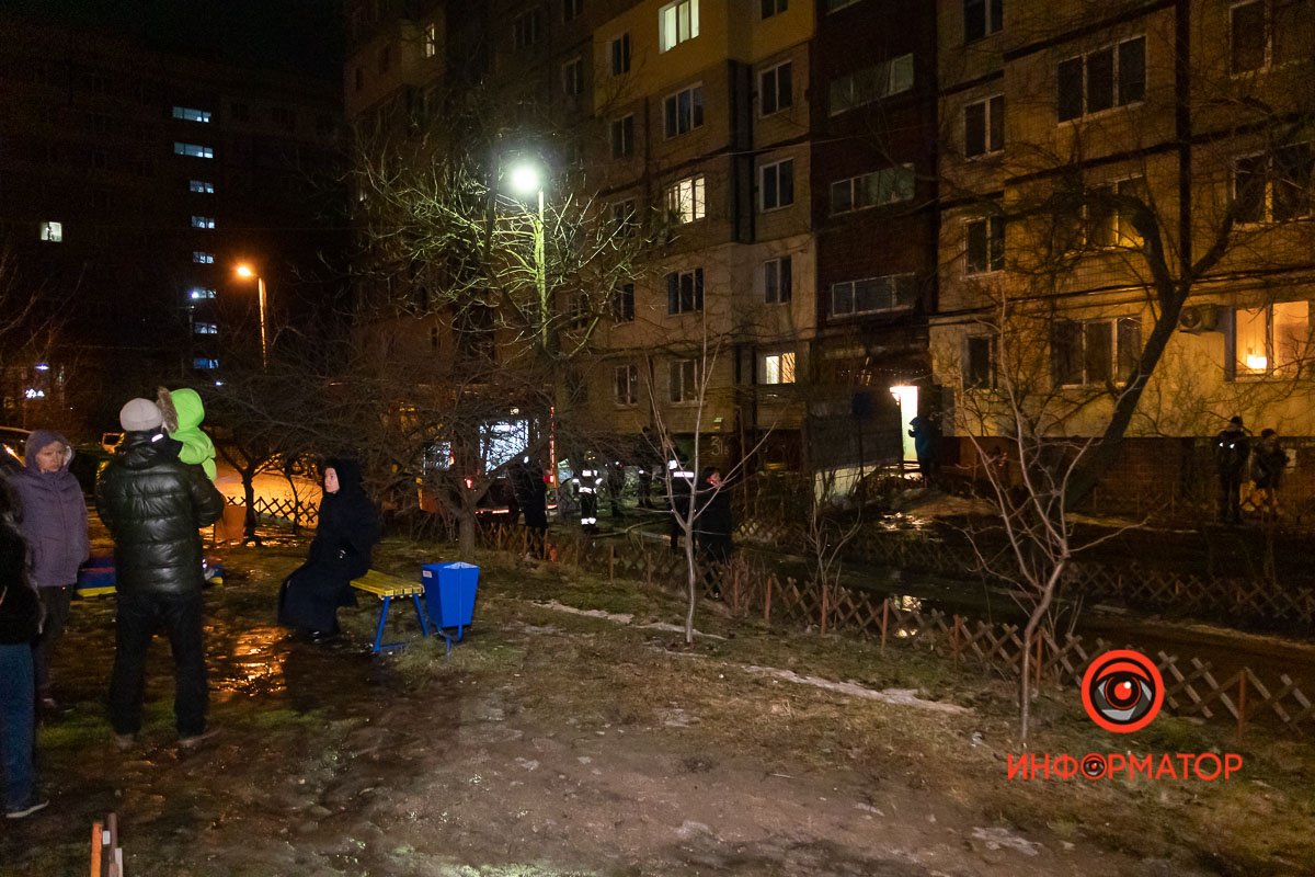 Жильцов соседних квартир эвакуировали   Жильцов соседних квартир эвакуировали