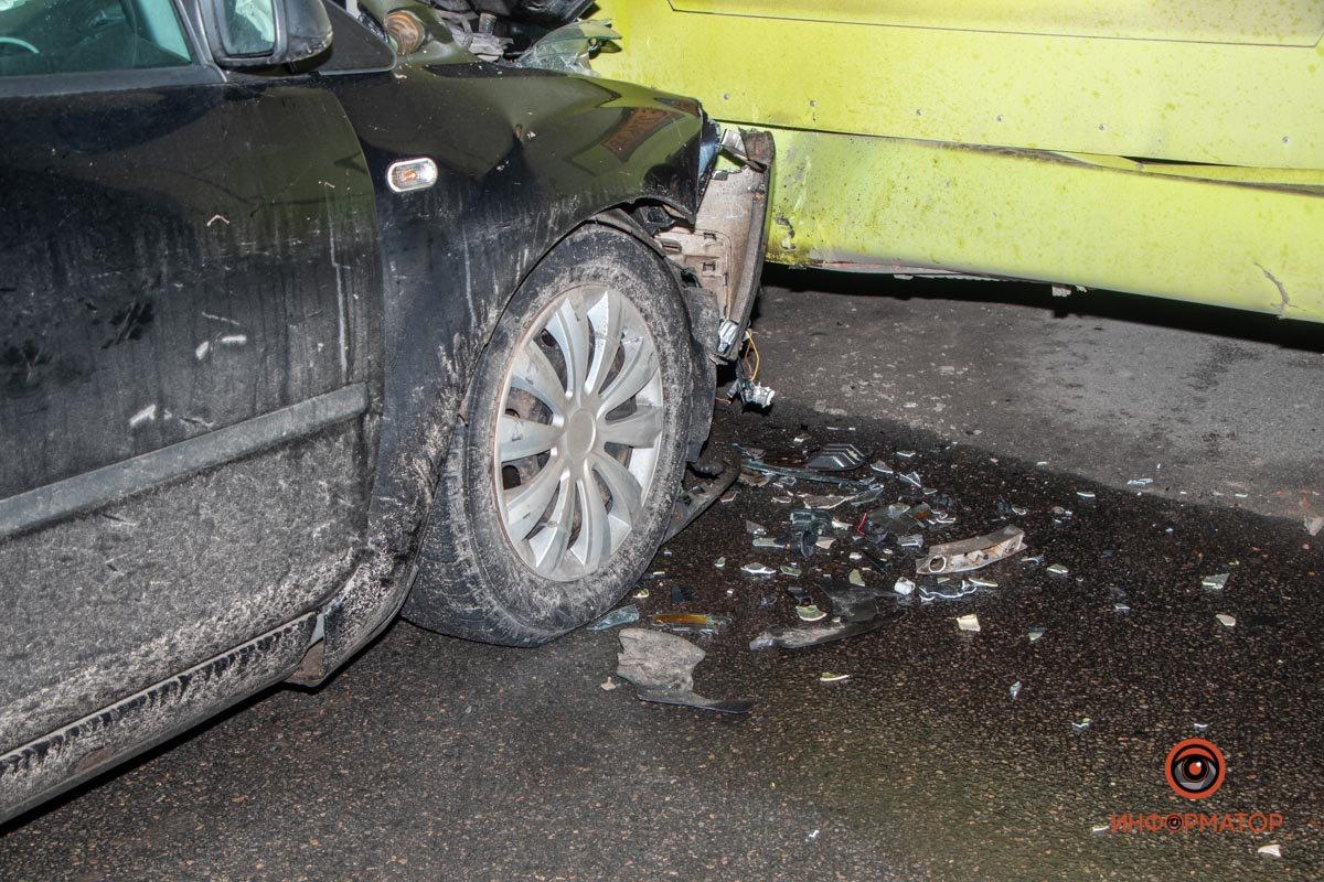 Осколки после аварии все ещё на дороге Осколки после аварии все ещё на дороге