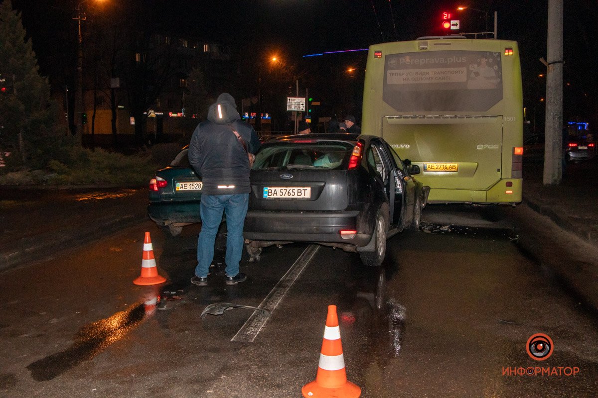 Место оградили конусами Место оградили конусами