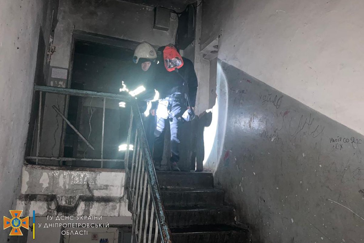 Спасатели вывели из огня четверых человек