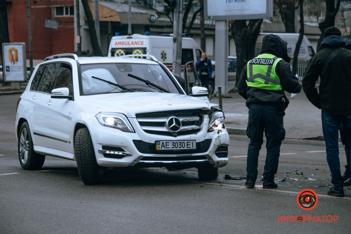 Mercedes выехал на встречную полосу