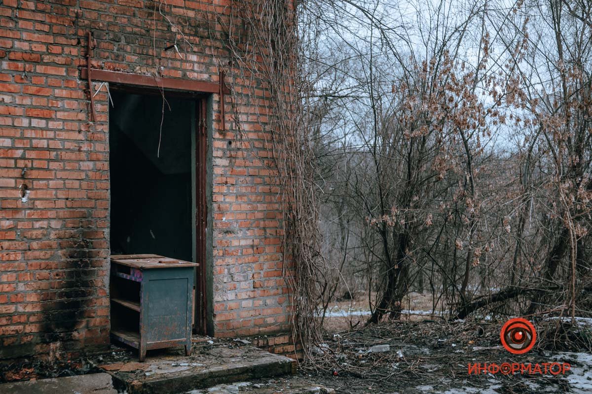 Подпирают дверь Подпирают дверь