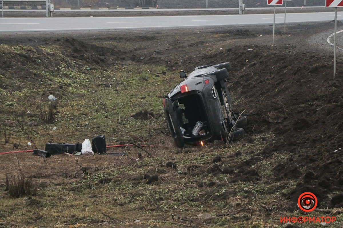 В Подгородном Citroen слетел в кювет и перевернулся: пострадала женщина 1