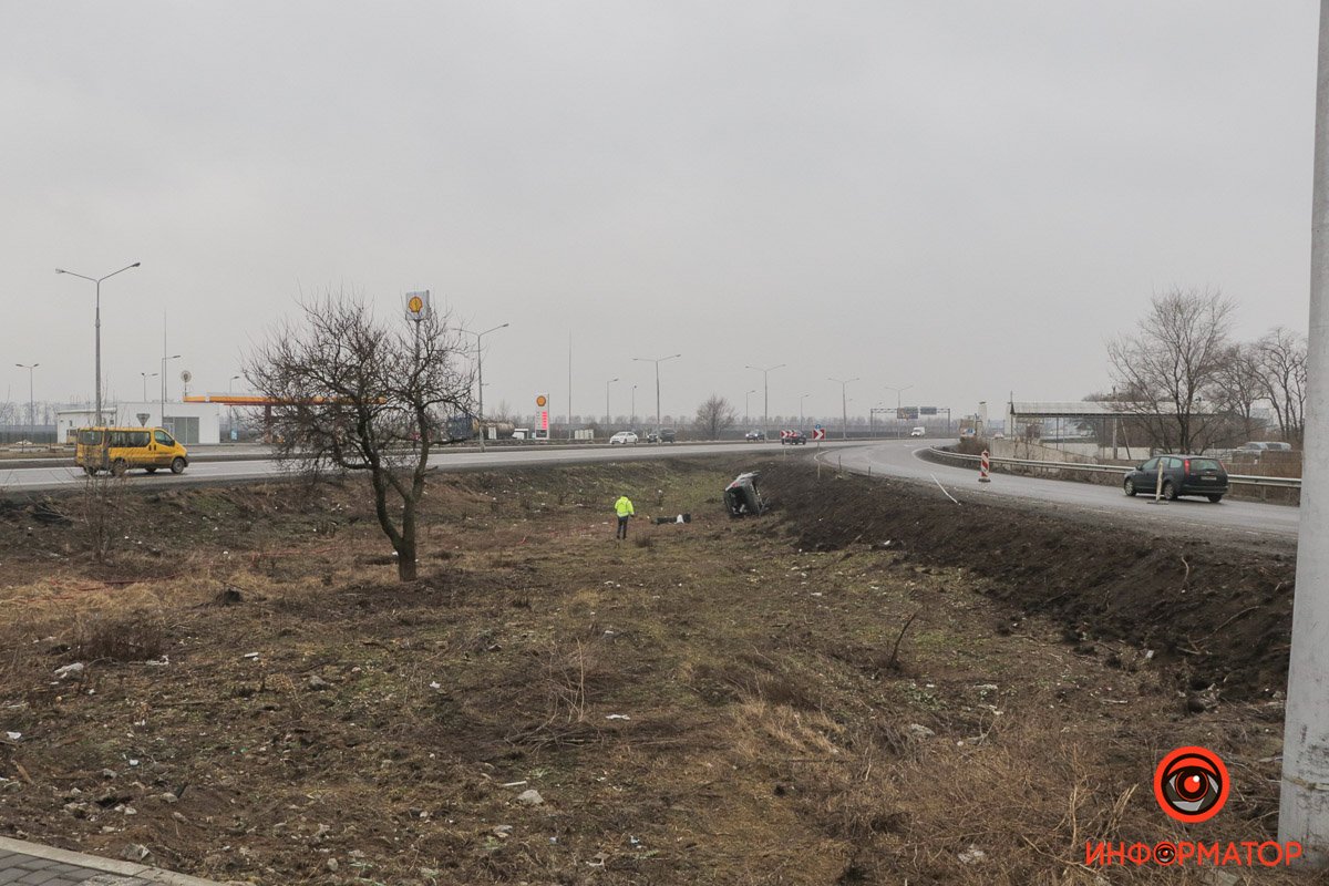 В Подгородном Citroen слетел в кювет и перевернулся: пострадала женщина 2