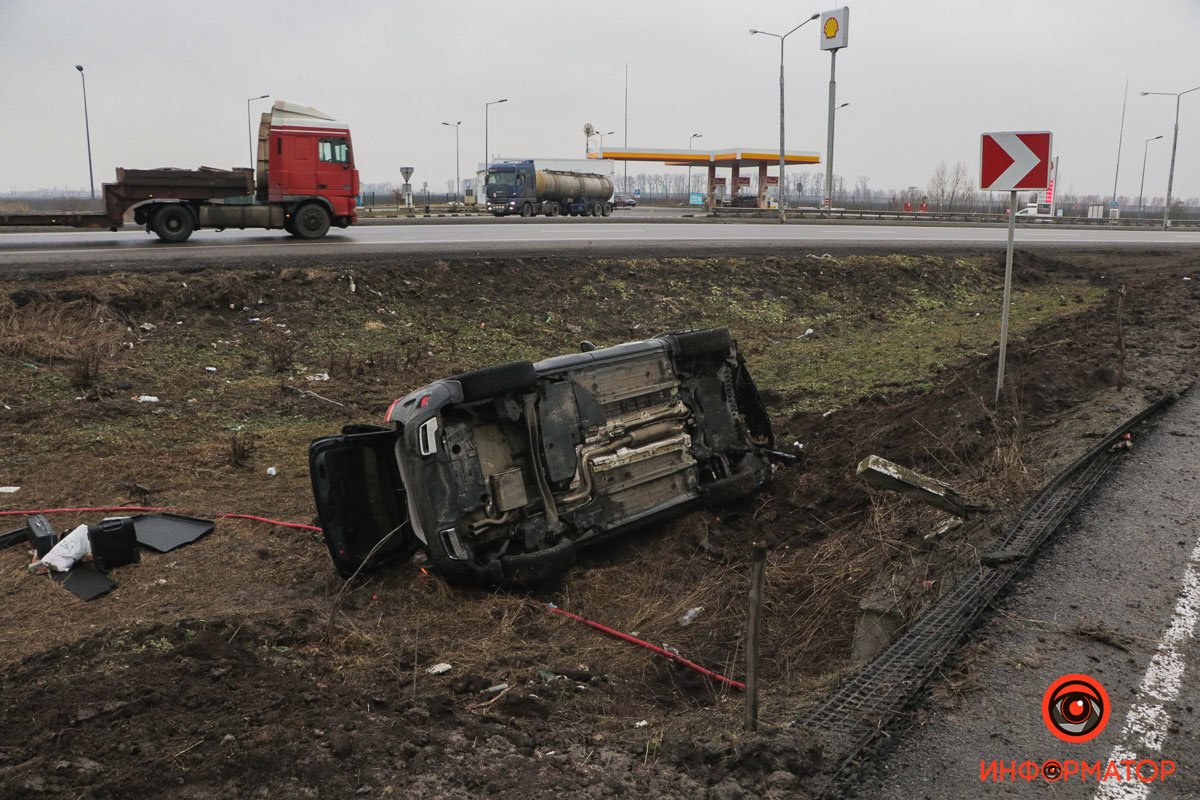 В Подгородном Citroen слетел в кювет и перевернулся: пострадала женщина 3