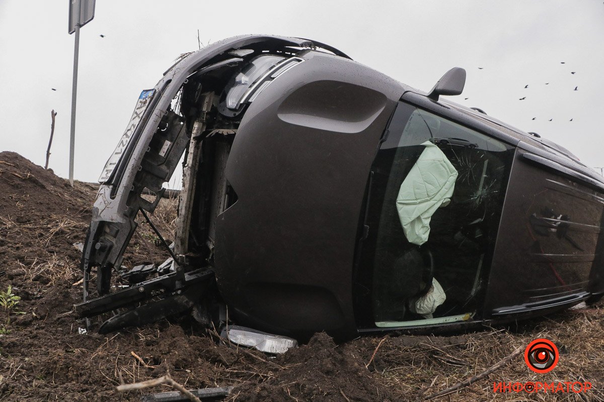 В Подгородном Citroen слетел в кювет и перевернулся: пострадала женщина 5