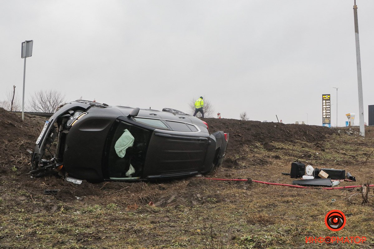 В Подгородном Citroen слетел в кювет и перевернулся: пострадала женщина 7