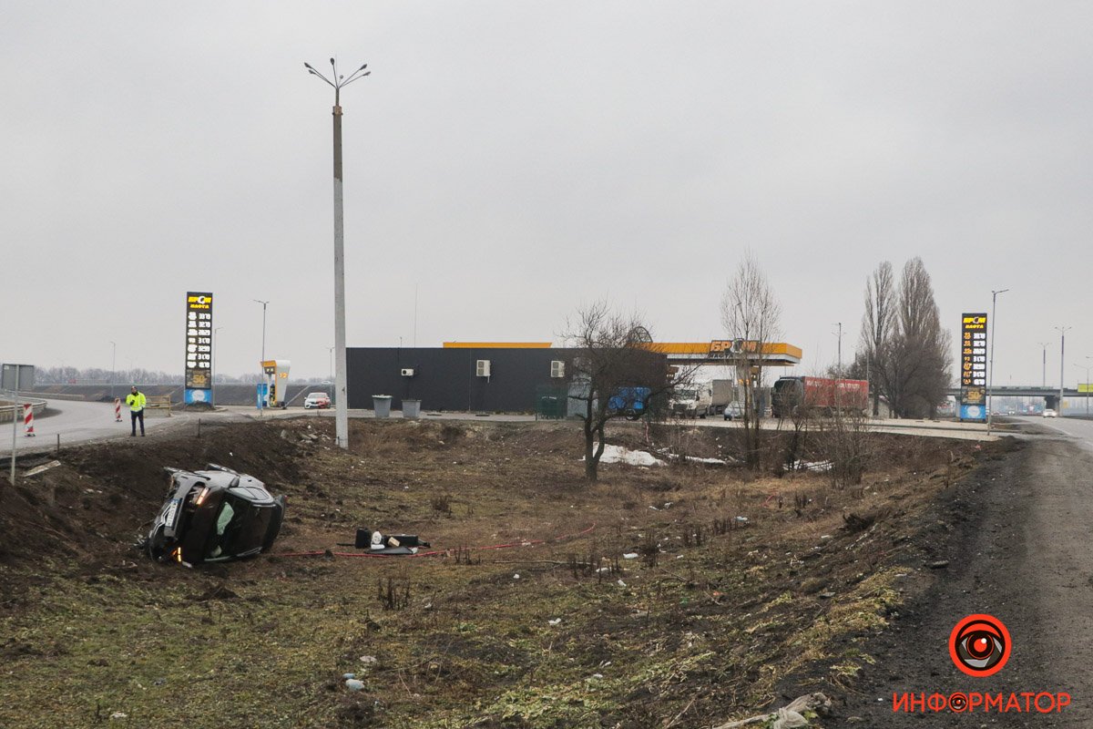 В Подгородном Citroen слетел в кювет и перевернулся: пострадала женщина 8