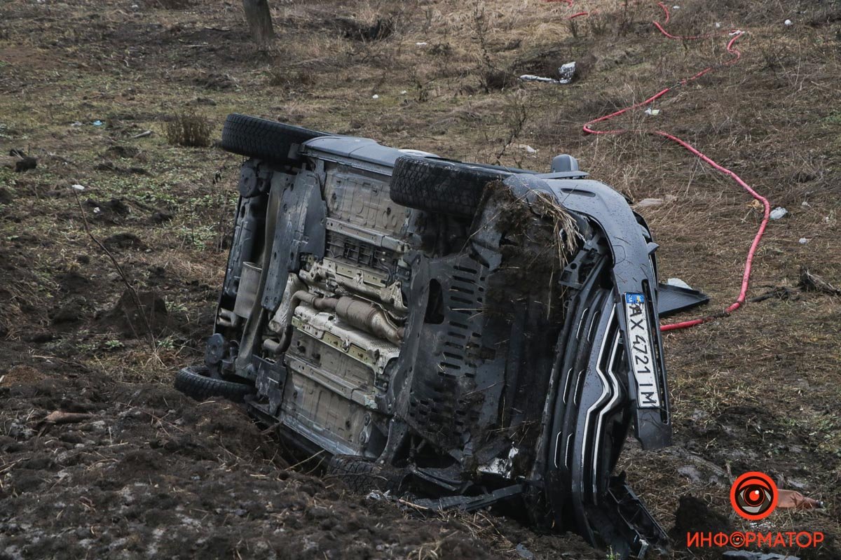 В Подгородном Citroen слетел в кювет и перевернулся: пострадала женщина 9